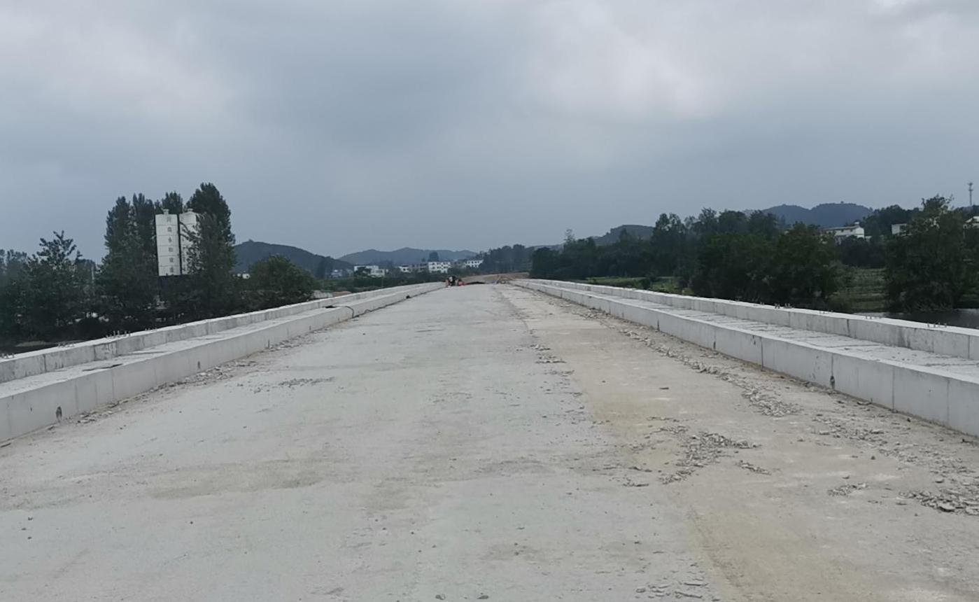 迎難而上??⒐?鼓足干勁再出發(fā)——集團(tuán)董事長孔德穩(wěn)對(duì)河川西橋工程進(jìn)行檢查指導(dǎo)