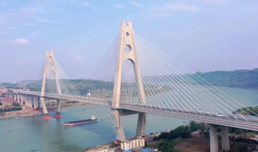 世界首座采用公路和高鐵同層!試驗(yàn)列車駛過(guò)臨港公鐵兩用長(zhǎng)江大橋