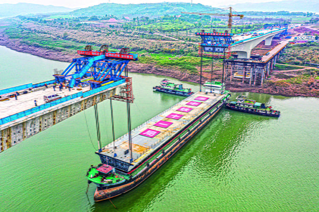 掛籃提升百米鋼箱梁 廣陽灣大橋順利合龍